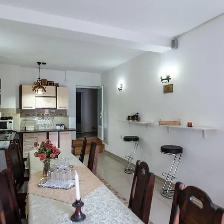 民宿 Casa Nicoladis Zărneşti